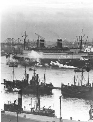 Hamburg. Hafen. Das 1932/33 gebaute Passagier-Turbinenschiff "Washington" läuft in den Hafen ein.