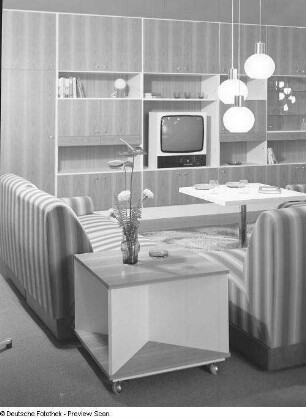 Beistelltisch : Wohnzimmermöbel. Anbauwand mit Sitzgruppe und Beistelltisch auf Rollen (1974; Möbelkombinat Nord (MKN))