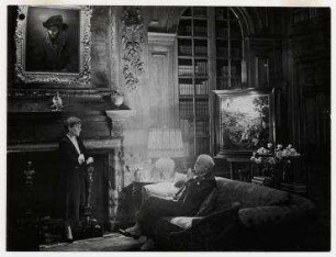 Otto H. Kahn und seine Frau Addie Wolff Kahn zu Hause vor dem Kamin. Addie Wolff Kahn und Otto H. Kahn