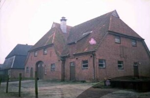 Bünningstedt: Dorfstraße: Bauernhaus: links Giebelseite Wirtschaftstrakt mit Scheunentor: rechts Querbau Stalltrakt