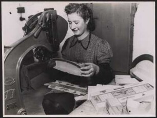 Frau bei der Produktion von Verpackungen
