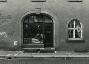 Neustadt in Sachsen, Bahnhofstraße 2. Wohnhaus mit Laden und Eis-Café (bezeichnet 1709 und 1946). Laden