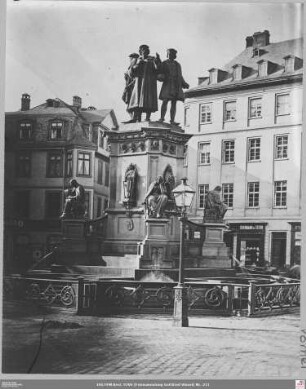 Gutenbergdenkmal, im Hintergrund Große Gallusstraße 1 und Roßmarkt 18