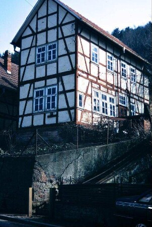 schmales Fachwerkhaus, dichte Fensterreihung Traufseite