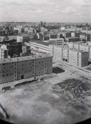 240° Panorama, Bild 3 von 9. Blick entlang der Lobeckstraße vom Landwehrkanal über die Freifläche Ritterstraße Richtung Otto-Suhr-Siedlung. Berlin-Kreuzberg, Wassertorstraße