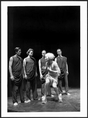 Bild einer Szene aus "Antigone", einer Studio-Inszenierung an der Hochschule für Schauspielkunst