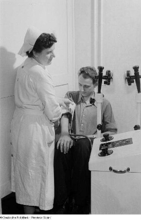 Krankenschwester bei einer Strahlenbehandlung bei Lehrausbilder Richter