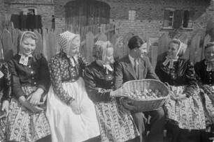 Schleifer Mädchen und Jugendlicher mit Korb voller Ostereier in Rohne. : Holcy w Slepjanskej drasće a młodostny z korbikom jutrowwnych jejkow w Rownom.