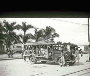 Reisefotos. Offener Bus mit Passagieren (wahrscheinlich auf Haiti)