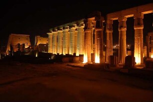 Luxor - Beleuchteter Tempel : Totalansicht des Luxor-Tempels am Abend von der Nil-Uferstraße, aufgenommen 2006 in Luxor