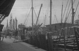 Lübeck: Kai am Zollhafen, Schwedenschiffe mit Holz