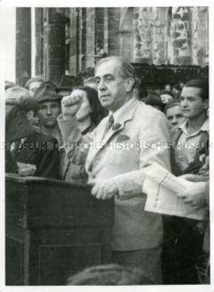 Ernst Reuter spricht auf einer Kundgebung vor dem Reichstag