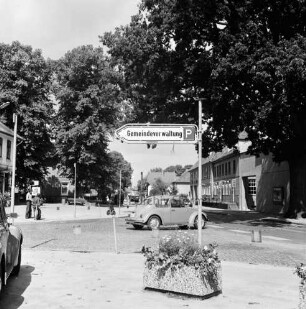 Kirchstraße Ecke Rausdorferstraße: Hinweisschild für Parkplatz der Gemeindeverwaltung, dahinter ein Pkw