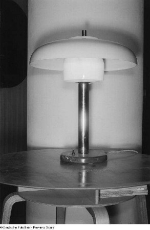 Tisch mit Tischlampe