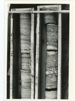 Bohrkern der Tiefenbohrung Freital (F 7), Teufe (Tiefe im Bergwerk) 250,35-255,40 m. Gebänderte Feinklastite, Arkose feinkörnig bis Silt, gebändert durch dunkleren roten sandigen Pelit (sandiger Schieferton). Bannewitz, Bohrpunkt nahe der B 170 an der Kreuzung mit der Ortsstraße