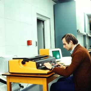 Facharbeiter für Datenverarbeitung an einem Bürocomputer : VEB Rohrkombinat Stahl- und Walzwerk Riesa. Facharbeiter für Datenverarbeitung an einem Bürocomputer