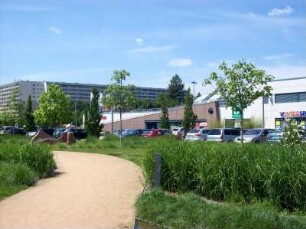 Hoyerswerda: Zentralpark am Lausitzcenter mit Blick Richtung Dietrich-Bonhoeffer-Straße