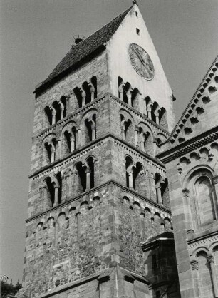 Turm der romanischen Kirche in Geberschwihr, Elsaß