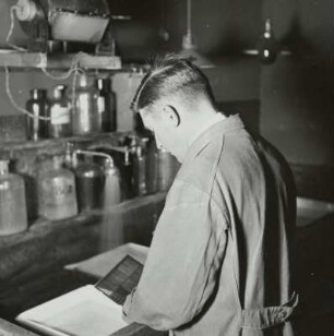 Sächsische Landesbildstelle, Walter Möbius beim Entwickeln eines Plattennegativs, um 1937