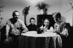 Familie W./D. am Eßtisch
