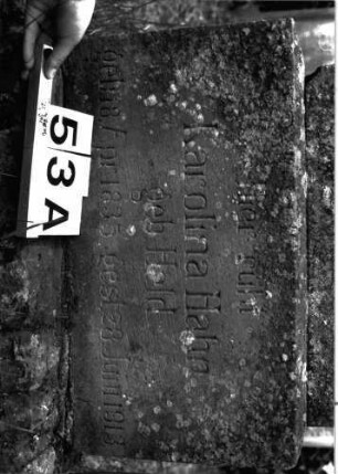 Grabstein 53 (Index: 99891685) Material: Sandstein Zustand: Inschriftentafel zerstört Maße HxBxT: 175x72x49 cm Beschreibung: rechteckige Stele auf Sockel, Mittelakroter Symbolik: Blüte in Mittelakroter: Grabstein 53A