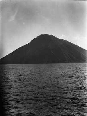 Stromboli : Blick auf die Vulkaninsel des Stromboli.