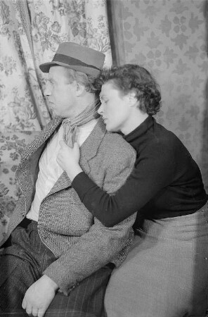 Szenenbilder aus dem Stück "Die leichten Herzens" sind von Emlyn Williams am Schlossparktheater Berlin-Steglitz : Szene mit Gisela von Collande