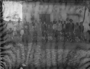 Gruppenbildnis : Gruppenbildnis mit Schülern und Lehrern vor dem Schulgebäude.