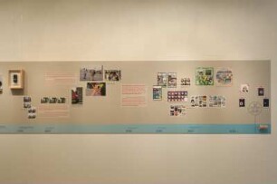 Dresden. SLUB. Ausstellung "Geteilte Erinnerungen. Das Fotoalbum - gesteckt, geklebt, gepostet" im Buchmuseum. Ausstellungstafel zur Fotografiegeschichte "Von Daguerre zum Selfie". Abschnitt zum Übergang von der digitalen Fotografie mit dem Handy zum Smartphone und den neuen sozialen Medien