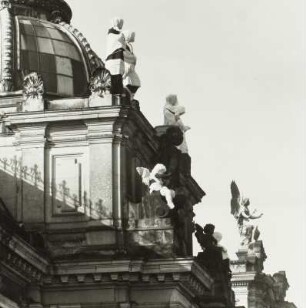 Kunstakademie : Kunstakademie. Mit weißem Stoff umwickelte Skulpturen auf dem Mittelrisalit