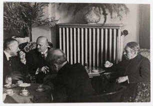 Gipfeltreffen zur deutsch-französischen Verständigung in Lugano, Gustav Stresemann sieht sich Erich Salomon Fotografien an. von links: Austen Chamberlain, Gustav Stresemann, Aristide Briand