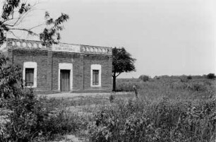 Hausansicht : Blick auf ein Haus in einer ebenen Landschaft