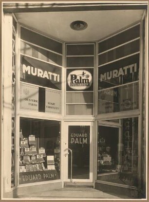 Zigarrenladen Eduard Palm, Berlin. Inneneinrichtung: Aussenaufnahme Schaufenster mit Eingangstür zum Laden