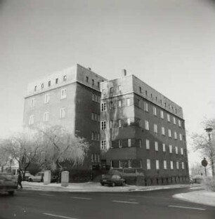 Reichenbach, Wohnhaus : Reichenbach-Oberreichenbach. Wohnhaus einer Wohnanlage. Erich-Mühsam-Straße 183/Ecke Zwickauer Straße. Um 1930. Eckansicht