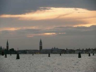 abends Blick vom Lido nach Vendig mit dem Campanile (Mitte) und dem Turm von San Giorgio Maggiore
