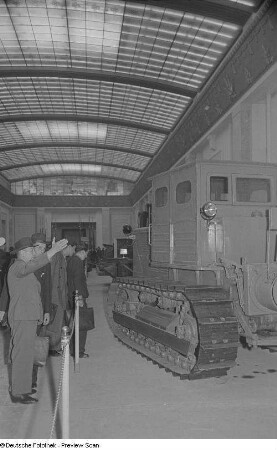 Besucher vor einem Baufahrzeug (Raupe) in der sowjetischen Ausstellungshalle (Sowjetischer Pavillon)