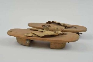 Paar Holzsandalen