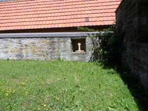Kirchhof im Nordnordosten-Kirchhofmauer mit Schießscharte (Schlüssellochscharte in Schießkammer) - Wehrgang mit Steinbrüstung im 18 Jh abgetragen