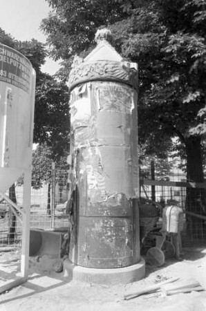 Karlsruher Plakatsäule mit Jugendstil-Kupferhelm am Fasanenplatz