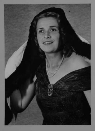 Porträt Elisabeth Reichelt (1910-2001; Koloratursopranistin). Reproduktionspositiv nach Fotografie von Gerhard Laßig. Staatsoper Dresden, 1942/1943