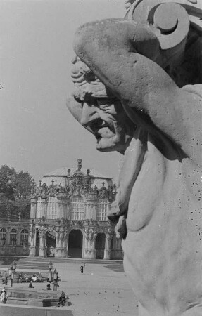 Konsole mit hockendem Faun : Konsole mit hockendem Faun. Sandstein (1716/1718). Dresden-Altstadt, Zwinger, Bogengalerie