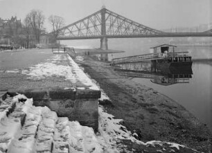 Dresden-Blasewitz. Loschwitzer Brücke ("Blaues Wunder"). Blick vom Blasewitzer Ufer mit Fährstation elbabwärts