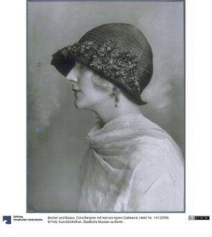 Dora Bergner mit Hut von Agnes Gallewski