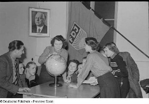 Zirkelteilnehmer des FDJ-Schuljahres an einem Globus