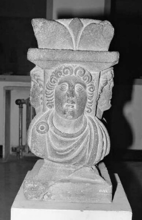 Altar mit drei Männerbildnissen und einem Frauenbildniss