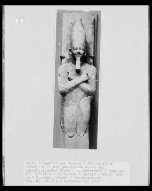Pfeilerfigur Sesostris I. mit gekreuzten Armen und oberägyptischer Krone