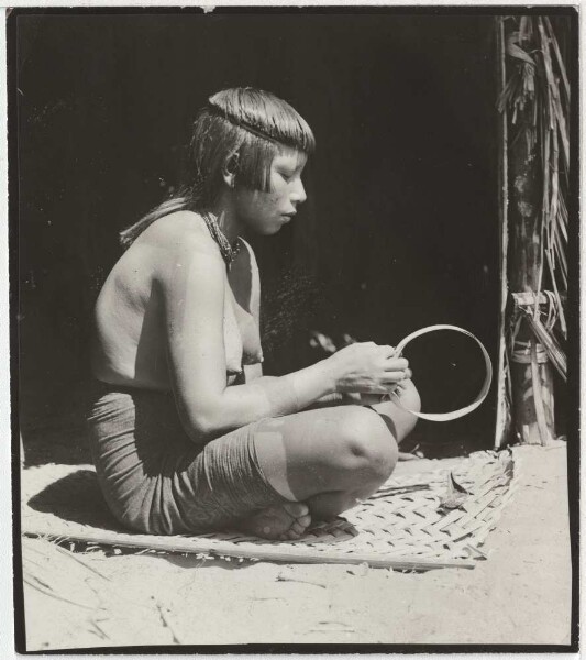 The girl Yarpót of Ramkokamekra (Canela) paints a straw headband