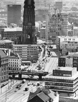 Hamburg-St. Pauli. Blick von der Hauptkirche St. Michaelis (Michel) auf die Ost-West-Str. (heute Willy-Brandt-Str.). Im Hintergrund die St. Nikolai Kirche