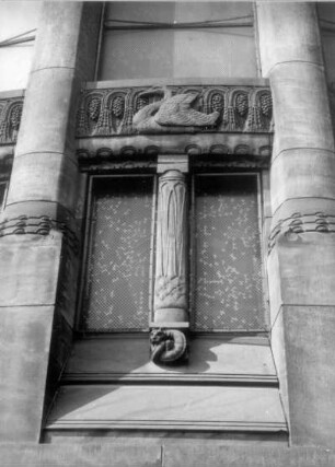 Dresden-Strehlen. Christuskirche (1902-1905; R. Schilling, J. W. Gräbner). Fensterfries (K. Gross) mit Pelikan