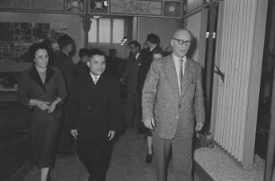 Johannes Dieckmann mit Vertretern der vietnamesischen Messedelegation - Messerundgang